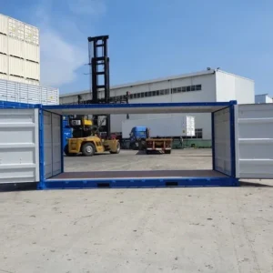 puertas en ambos extremos, lo que facilita el acceso a los productos o materiales almacenados en el interior.